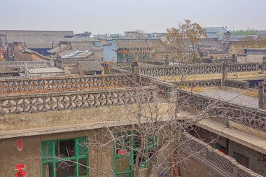 Pingyao'nun eski şehrine bakmak şehir duvarından görülüyor.
