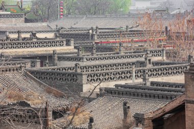 Pingyao eski kasabasında kiremitli çatılar şehir duvarından görüldü
