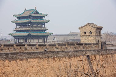 Şehir duvarının bir kısmı ve Pingyao'da bir gözetleme kulesi şehir duvarından görüldü