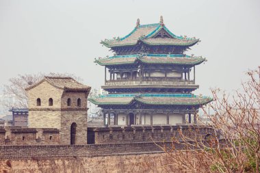 Pingyao'da şehir duvarından görülen bir gözetleme kulesinin kapatılması