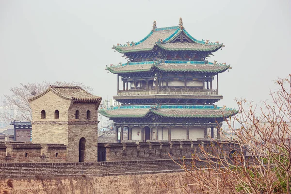 Pingyao'da şehir duvarından görülen bir gözetleme kulesinin kapatılması