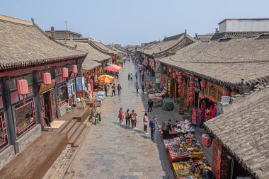 Editör: Pingyao, Shanxi, Çin, 10 Nisan 2019 - Pingyao eski kasabasında Fengshui kulesinden County Government St batıya bakıyor
