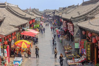 Editör: Pingyao, Shanxi, Çin, 10 Nisan 2019 - Pingyao'nun eski kasabasındaki Fengshui kulesinden County Government St.'nin doğu tarafına yakınlaştırma