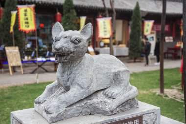 Editör: Pingyao, Shanxi, Çin, 10 Nisan 2019 - Pingyao'nun eski kentindeki Şehir Tanrı Tapınağı'nda bir köpek heykeli
