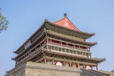 Editör: Xi'An, Shaanxi, Çin, 11 Nisan 2019 - Xi'an'daki davul kulesine bakmak, girişinden görülüyor