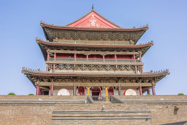 Editör: Xi'An, Shaanxi, Çin, 11 Nisan 2019 - Xi'an'daki davul kulesinin cephe görünümü, girişinden görülüyor