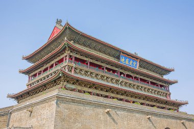 Editör: Xi'An, Shaanxi, Çin, 11 Nisan 2019 - Xi'an'daki davul kulesinin yan görünümü, girişinden görülüyor