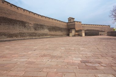 Pingyao'daki şehir duvarının güney kapısında, duvarın dışında.