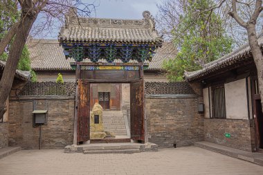 Pingyao eski kasabasında Konfüçyüs tapınak kompleksinde bir avluya kapı