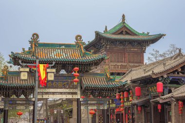 Pingyao'nun eski kasabasında bir sokak kapısına bakmak