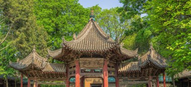 Xi'an'daki Ulu Cami'nin avlusunda altıgen çardak üst kısmı