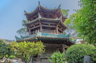 Xi'an'daki de Ulu Cami'deki Kalp Kulesi'nin altında durmak