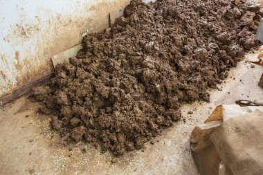 Bir hediyelik eşya fabrikasında pişmiş toprak savaşçıların imalatı için kullanılan hammadde ve kil