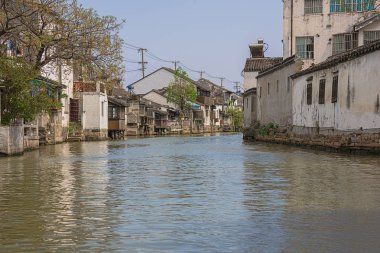 Eski evler arasında Shantang Kanalı 'nda geziniyorum.