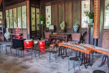 Suzhou 'daki Liu Garden' daki bir salonda müzik aletleri.