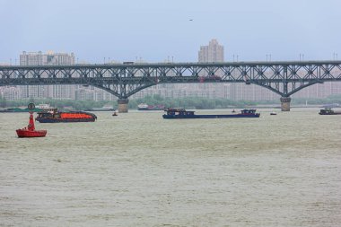 Editör: Nanjing, Jiangsu, Çin, 14 Nisan 2019 - Nanjing 'deki Yangtze nehir köprüsünün altından geçen tekneler