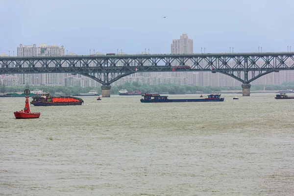 Redakcja Nanjing Jiangsu Chiny Kwietnia 2019 Łodzie Przepływające Pod Mostem — Zdjęcie stockowe