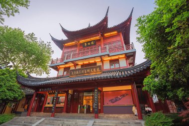 Editör: Nanjing, Jiangsu, Çin, 14 Nisan 2019 - Nanjing 'deki Konfüçyüs Tapınağı' nın girişinde gün batımı