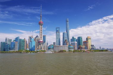 Editör: Şangay, Çin, 16 Nisan 2019 - Şangay Bund 'dan Huangpu nehri ile Pudong manzarası