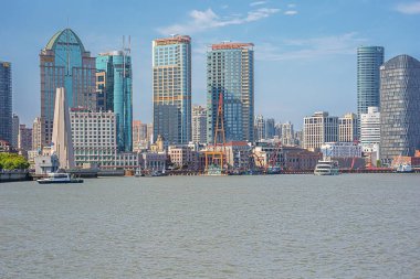 Editör: Şangay, Çin, 16 Nisan 2019 - Huangpu nehri ile Bund Şangay 'da Pudong' dan görüldü