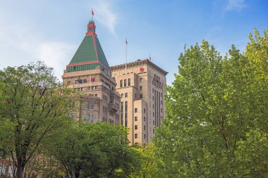 Yazı: Şangay, Çin, 16 Nisan 2019 - Şangay 'daki Sassoon Binası' nın Manzarası