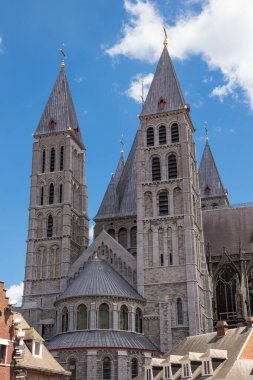 Tournai Katedrali 'nin çeşitli kuleleri ile güney transseptini görüntüle