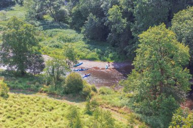 Editör: FURFOOZ, DINANT, WALLONIA, BELGIUM, 12 Temmuz 2020 - Lesse Nehri 'nin ortası kanoyla gezen insanlarla dolu