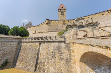Giriş yolundan Veste Coburg 'a bakıyorum.