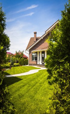 Bir özel evin arka bahçesinde