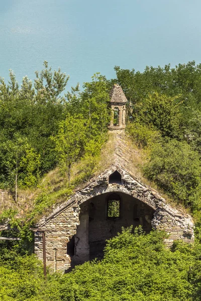 Una vieja iglesia abandonada — Foto de Stock