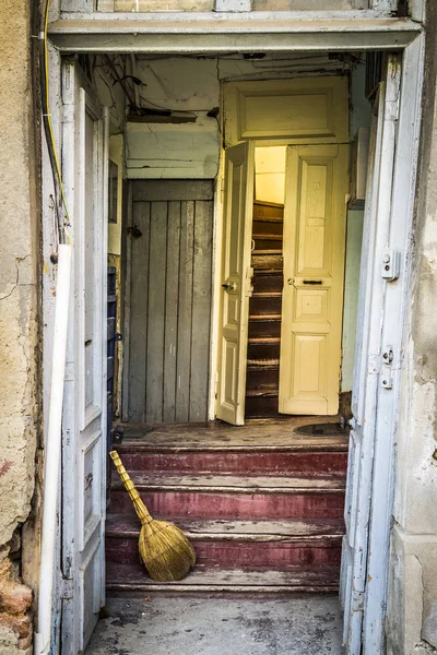 Przy wejściu do starego domu — Zdjęcie stockowe