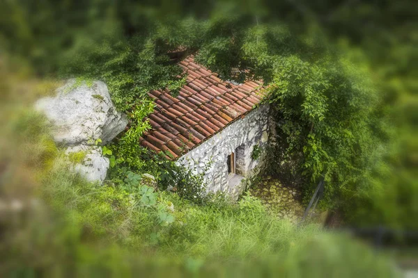 Una piccola casa in pietra — Foto Stock