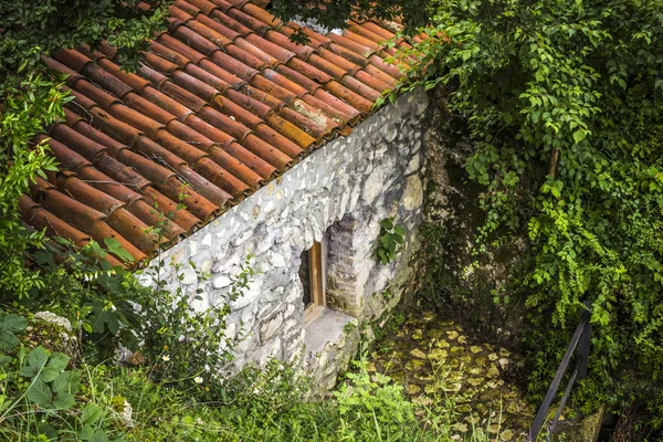 Una piccola casa in pietra — Foto Stock