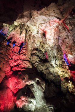 Mağaralar içinde
