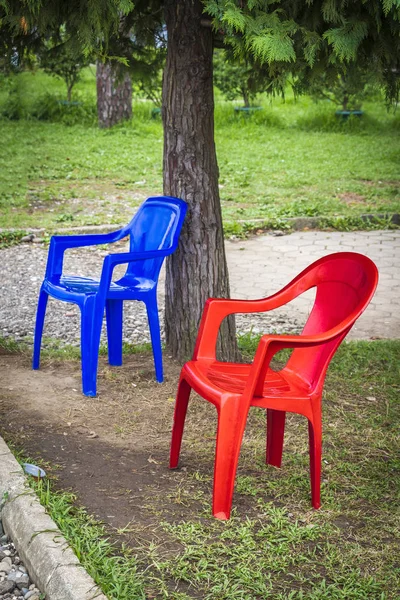 Dwa plastikowe krzesła — Zdjęcie stockowe