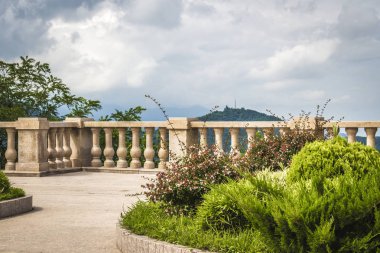 Yüksek bir dağda Teras