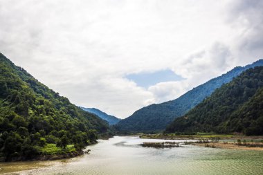 Dağlardaki nehir