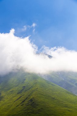 Tepeler bulutların üstünde