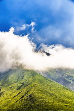 Tepeler bulutların üstünde