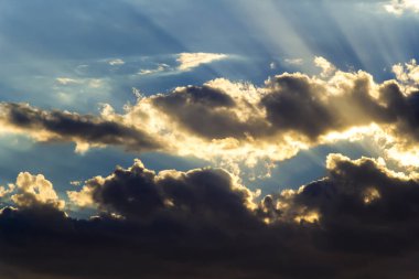 Güneşin bulutların arkasında olduğunu