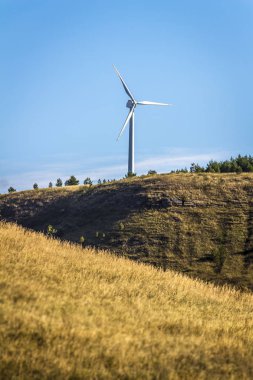 bir tepe üzerinde rüzgar türbinleri