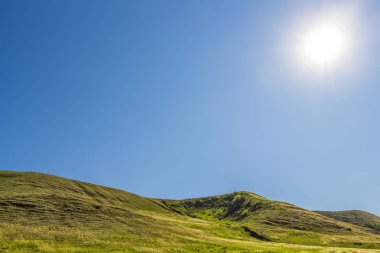Mavi gökyüzünde doğal güneş