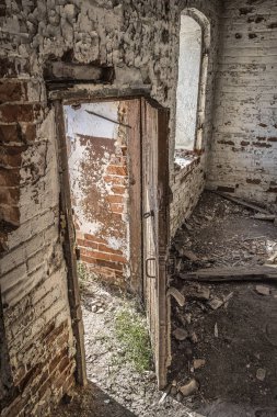 Terk edilmiş bir evde.