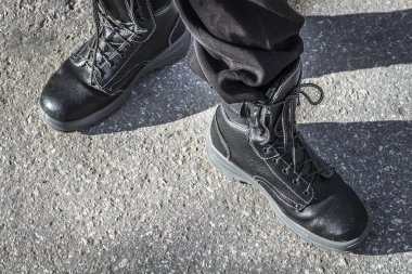 Siyah kaba çizmeler