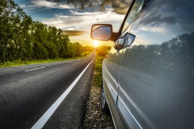 Yol kenarındaki araba.