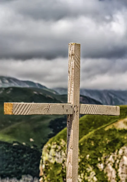 Деревянный крест сверху — стоковое фото