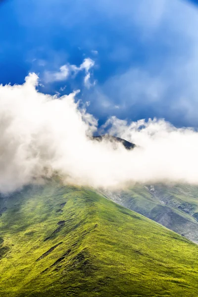 Tepeler bulutların üstünde