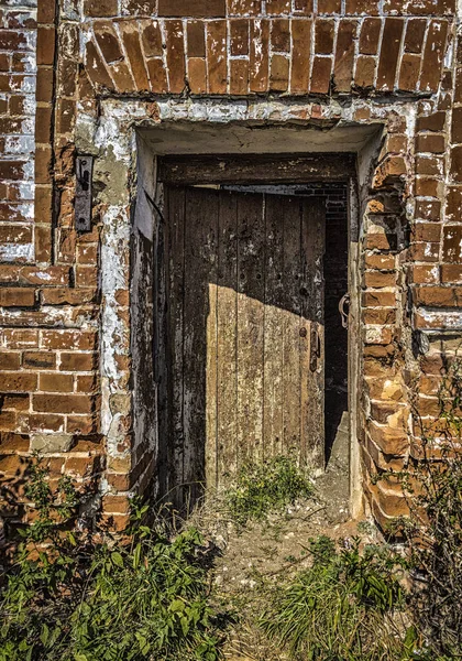 Entrada para um edifício abandonado — Fotografia de Stock