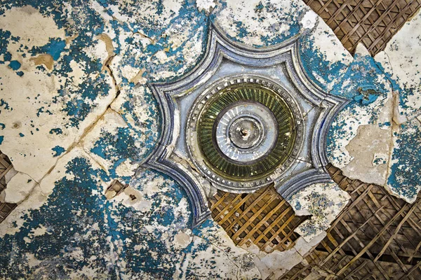 老朽化した建物の天井 — ストック写真
