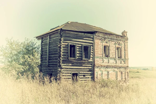 Antico edificio abbandonato — Foto Stock